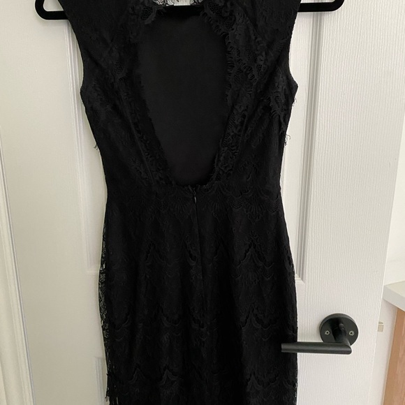 Guess short black lace dress. Keyhole/open back - Picture 3 of 4